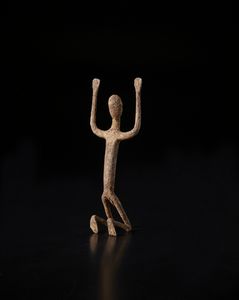 Dogon - Mali : Scultura antropomorfa stilizzata,  inginocchiata e con braccia alzate.Ferro.  - Asta Asta 422 | AFRICA, OCEANIA E AMERICHE - ARTIGIANATO AFRICANO: VARI COMMITTENTI E SELEZIONE DALLA COLLEZIONE BARTOLOMUCCI Online - Associazione Nazionale - Case d'Asta italiane