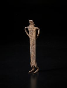 Dogon - Mali : Scultura antropomorfa stilizzata  con braccia sull'addome. Ferro.  - Asta Asta 422 | AFRICA, OCEANIA E AMERICHE - ARTIGIANATO AFRICANO: VARI COMMITTENTI E SELEZIONE DALLA COLLEZIONE BARTOLOMUCCI Online - Associazione Nazionale - Case d'Asta italiane