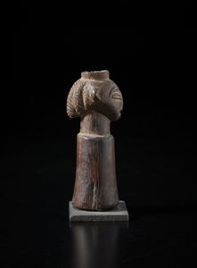 Luba - Repubblica Democratica del Congo : Piccola scultura con testa antropomorfa. Legno duro a patina marrone.  - Asta Asta 422 | AFRICA, OCEANIA E AMERICHE - ARTIGIANATO AFRICANO: VARI COMMITTENTI E SELEZIONE DALLA COLLEZIONE BARTOLOMUCCI Online - Associazione Nazionale - Case d'Asta italiane