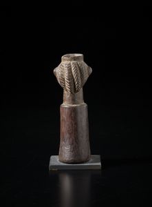 Luba - Repubblica Democratica del Congo : Piccola scultura con testa antropomorfa. Legno duro a patina marrone.  - Asta Asta 422 | AFRICA, OCEANIA E AMERICHE - ARTIGIANATO AFRICANO: VARI COMMITTENTI E SELEZIONE DALLA COLLEZIONE BARTOLOMUCCI Online - Associazione Nazionale - Case d'Asta italiane