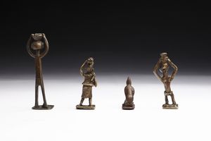 Akan - Ghana e Costa d'Avorio : Quattro piccole sculture di forma antropomorfa. Lega di rame  - Asta Asta 422 | AFRICA, OCEANIA E AMERICHE - ARTIGIANATO AFRICANO: VARI COMMITTENTI E SELEZIONE DALLA COLLEZIONE BARTOLOMUCCI Online - Associazione Nazionale - Case d'Asta italiane