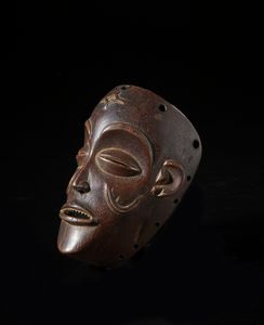 Chokwe - Angola, Zambia - Piccola maschera antropomorfa  Mwana Pwo. Legno duro a patina marrone.