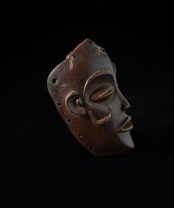 Chokwe - Angola, Zambia : Piccola maschera antropomorfa  Mwana Pwo. Legno duro a patina marrone.  - Asta Asta 422 | AFRICA, OCEANIA E AMERICHE - ARTIGIANATO AFRICANO: VARI COMMITTENTI E SELEZIONE DALLA COLLEZIONE BARTOLOMUCCI Online - Associazione Nazionale - Case d'Asta italiane