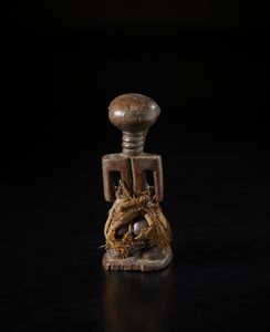 Songye - Repubblica Democratica del Congo : Scultura antropomorfa in forma di feticcio. Legno duro a patina marrone e rafia.  - Asta Asta 422 | AFRICA, OCEANIA E AMERICHE - ARTIGIANATO AFRICANO: VARI COMMITTENTI E SELEZIONE DALLA COLLEZIONE BARTOLOMUCCI Online - Associazione Nazionale - Case d'Asta italiane