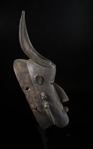 Ligbi - Ghana, Costa d'Avorio : Maschera antropozoomorfa. Legno duro a patina scura.  - Asta Asta 422 | AFRICA, OCEANIA E AMERICHE - ARTIGIANATO AFRICANO: VARI COMMITTENTI E SELEZIONE DALLA COLLEZIONE BARTOLOMUCCI Online - Associazione Nazionale - Case d'Asta italiane