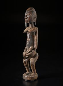 Dogon - Mali : Scultura antropomorfa in forma di maternit.Legno a patina scura.  - Asta Asta 422 | AFRICA, OCEANIA E AMERICHE - ARTIGIANATO AFRICANO: VARI COMMITTENTI E SELEZIONE DALLA COLLEZIONE BARTOLOMUCCI Online - Associazione Nazionale - Case d'Asta italiane