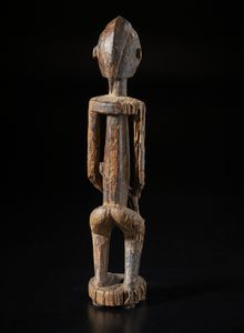 Dogon - Mali : Scultura antropomorfa in forma di maternit.Legno a patina scura.  - Asta Asta 422 | AFRICA, OCEANIA E AMERICHE - ARTIGIANATO AFRICANO: VARI COMMITTENTI E SELEZIONE DALLA COLLEZIONE BARTOLOMUCCI Online - Associazione Nazionale - Case d'Asta italiane