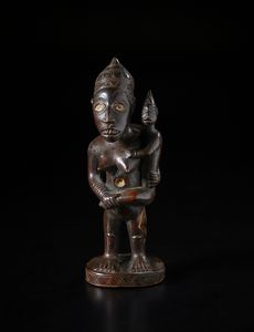 Kongo - Repubblica Democratica del Congo - Scultura-feticcio in forma di maternit.Legno duro a patina  scura e caolino.