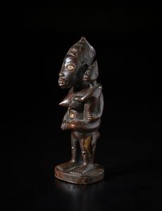 Kongo - Repubblica Democratica del Congo : Scultura-feticcio in forma di maternit.Legno duro a patina  scura e caolino.  - Asta Asta 422 | AFRICA, OCEANIA E AMERICHE - ARTIGIANATO AFRICANO: VARI COMMITTENTI E SELEZIONE DALLA COLLEZIONE BARTOLOMUCCI Online - Associazione Nazionale - Case d'Asta italiane