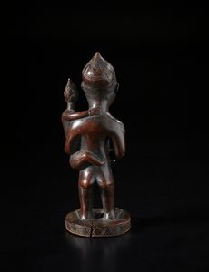 Kongo - Repubblica Democratica del Congo : Scultura-feticcio in forma di maternit.Legno duro a patina  scura e caolino.  - Asta Asta 422 | AFRICA, OCEANIA E AMERICHE - ARTIGIANATO AFRICANO: VARI COMMITTENTI E SELEZIONE DALLA COLLEZIONE BARTOLOMUCCI Online - Associazione Nazionale - Case d'Asta italiane