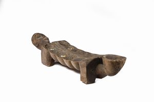 Dan - Costa d'Avorio/Liberia : Tavola da gioco Wari o Mancala a tredici buche e impugnatura a forma di testa antropomorfa.Legno a patina bruna.  - Asta Asta 422 | AFRICA, OCEANIA E AMERICHE - ARTIGIANATO AFRICANO: VARI COMMITTENTI E SELEZIONE DALLA COLLEZIONE BARTOLOMUCCI Online - Associazione Nazionale - Case d'Asta italiane