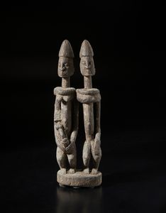 Dogon - Mali - Scultura con gruppo familiare. Legno a patina crostosa.