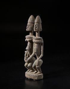 Dogon - Mali : Scultura con gruppo familiare. Legno a patina crostosa.  - Asta Asta 422 | AFRICA, OCEANIA E AMERICHE - ARTIGIANATO AFRICANO: VARI COMMITTENTI E SELEZIONE DALLA COLLEZIONE BARTOLOMUCCI Online - Associazione Nazionale - Case d'Asta italiane