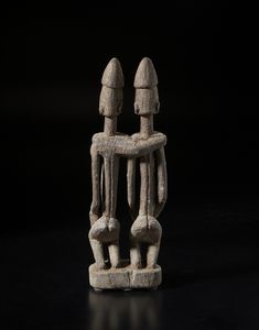 Dogon - Mali : Scultura con gruppo familiare. Legno a patina crostosa.  - Asta Asta 422 | AFRICA, OCEANIA E AMERICHE - ARTIGIANATO AFRICANO: VARI COMMITTENTI E SELEZIONE DALLA COLLEZIONE BARTOLOMUCCI Online - Associazione Nazionale - Case d'Asta italiane