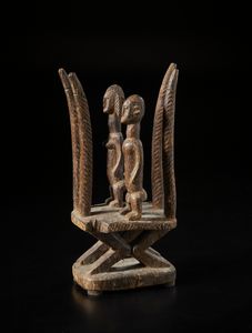 Bambara - Mali - Cimiero in forma di altare o Cy Wara  con due figure antropomorfe e quattro corna.Legno duro a patina scura