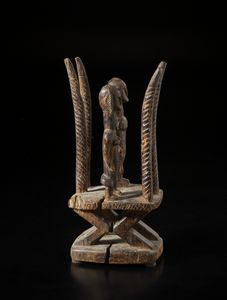 Bambara - Mali : Cimiero in forma di altare o Cy Wara  con due figure antropomorfe e quattro corna.Legno duro a patina scura  - Asta Asta 422 | AFRICA, OCEANIA E AMERICHE - ARTIGIANATO AFRICANO: VARI COMMITTENTI E SELEZIONE DALLA COLLEZIONE BARTOLOMUCCI Online - Associazione Nazionale - Case d'Asta italiane