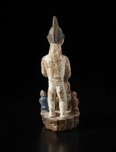 Yoruba -Nigeria : Gruppo scultoreo con figure antropomorfe. Legno, caolino e pigmenti.  - Asta Asta 422 | AFRICA, OCEANIA E AMERICHE - ARTIGIANATO AFRICANO: VARI COMMITTENTI E SELEZIONE DALLA COLLEZIONE BARTOLOMUCCI Online - Associazione Nazionale - Case d'Asta italiane