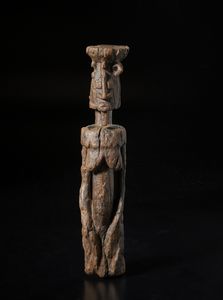 Dogon - Mali : Scultura antropomorfa inginocchiata e con contenitore sulla testa. Legno a patina naturale.  - Asta Asta 422 | AFRICA, OCEANIA E AMERICHE - ARTIGIANATO AFRICANO: VARI COMMITTENTI E SELEZIONE DALLA COLLEZIONE BARTOLOMUCCI Online - Associazione Nazionale - Case d'Asta italiane