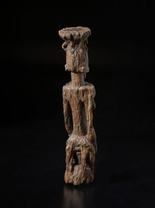 Dogon - Mali : Scultura antropomorfa inginocchiata e con contenitore sulla testa. Legno a patina naturale.  - Asta Asta 422 | AFRICA, OCEANIA E AMERICHE - ARTIGIANATO AFRICANO: VARI COMMITTENTI E SELEZIONE DALLA COLLEZIONE BARTOLOMUCCI Online - Associazione Nazionale - Case d'Asta italiane