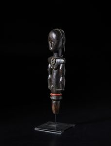 Fang - Gabon : Scultura antropomorfa in forma di guardiano di reliquiario Bieri. Legno duro a patina scura, metallo e perline.  - Asta Asta 422 | AFRICA, OCEANIA E AMERICHE - ARTIGIANATO AFRICANO: VARI COMMITTENTI E SELEZIONE DALLA COLLEZIONE BARTOLOMUCCI Online - Associazione Nazionale - Case d'Asta italiane