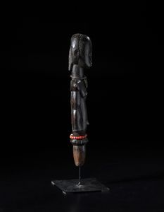 Fang - Gabon : Scultura antropomorfa in forma di guardiano di reliquiario Bieri. Legno duro a patina scura, metallo e perline.  - Asta Asta 422 | AFRICA, OCEANIA E AMERICHE - ARTIGIANATO AFRICANO: VARI COMMITTENTI E SELEZIONE DALLA COLLEZIONE BARTOLOMUCCI Online - Associazione Nazionale - Case d'Asta italiane