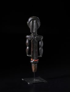 Fang - Gabon : Scultura antropomorfa in forma di guardiano di reliquiario Bieri. Legno duro a patina scura, metallo e perline.  - Asta Asta 422 | AFRICA, OCEANIA E AMERICHE - ARTIGIANATO AFRICANO: VARI COMMITTENTI E SELEZIONE DALLA COLLEZIONE BARTOLOMUCCI Online - Associazione Nazionale - Case d'Asta italiane