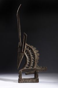 Bambara - Mali : Cimiero da danza o Chiwara a forma di scultura zoomorfa stilizzata  raffigurante un maschio di antilope. Legno duro a patina scura e lamine di metallo.  - Asta Asta 422 | AFRICA, OCEANIA E AMERICHE - ARTIGIANATO AFRICANO: VARI COMMITTENTI E SELEZIONE DALLA COLLEZIONE BARTOLOMUCCI Online - Associazione Nazionale - Case d'Asta italiane