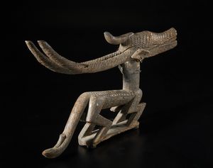 Bambara - Mali : Scultura zoomorfa in forma di antilope stilizzata o Chywara. Legno, pelle, fibre e perline.  - Asta Asta 422 | AFRICA, OCEANIA E AMERICHE - ARTIGIANATO AFRICANO: VARI COMMITTENTI E SELEZIONE DALLA COLLEZIONE BARTOLOMUCCI Online - Associazione Nazionale - Case d'Asta italiane