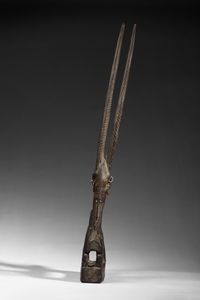 Bambara - Mali : Cimiero da danza  o Chiwara  a forma  di scultura zoomorfa  raffigurante un'antilope stilizzata con il suo piccolo in piedi sulla schiena.Legno duro a patina scura, metallo e tessuto.  - Asta Asta 422 | AFRICA, OCEANIA E AMERICHE - ARTIGIANATO AFRICANO: VARI COMMITTENTI E SELEZIONE DALLA COLLEZIONE BARTOLOMUCCI Online - Associazione Nazionale - Case d'Asta italiane