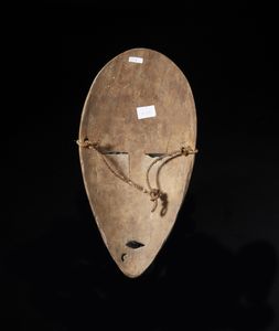 Lega - Repubblica Democratica del Congo : Maschera antropomorfa stilizzata. Legno a patina chiara e caolino.  - Asta Asta 422 | AFRICA, OCEANIA E AMERICHE - ARTIGIANATO AFRICANO: VARI COMMITTENTI E SELEZIONE DALLA COLLEZIONE BARTOLOMUCCI Online - Associazione Nazionale - Case d'Asta italiane