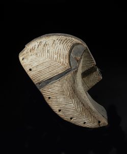 Songye - Repubblica Democratica del Congo : Maschera Kifwebe. Legno con caolino e tracce policrome.  - Asta Asta 422 | AFRICA, OCEANIA E AMERICHE - ARTIGIANATO AFRICANO: VARI COMMITTENTI E SELEZIONE DALLA COLLEZIONE BARTOLOMUCCI Online - Associazione Nazionale - Case d'Asta italiane