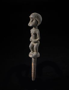 Fang - Gabon : Tappo per contenitore di sostanze magiche o picchetto da reliquiario.Legno con patina crostosa scura e pigmento.  - Asta Asta 422 | AFRICA, OCEANIA E AMERICHE - ARTIGIANATO AFRICANO: VARI COMMITTENTI E SELEZIONE DALLA COLLEZIONE BARTOLOMUCCI Online - Associazione Nazionale - Case d'Asta italiane