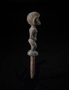 Fang - Gabon : Tappo per contenitore di sostanze magiche o picchetto da reliquiario.Legno con patina crostosa scura e pigmento.  - Asta Asta 422 | AFRICA, OCEANIA E AMERICHE - ARTIGIANATO AFRICANO: VARI COMMITTENTI E SELEZIONE DALLA COLLEZIONE BARTOLOMUCCI Online - Associazione Nazionale - Case d'Asta italiane