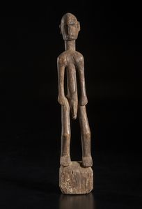 Dogon - Mali - Scultura antropomorfa maschile.Legno duro a patina naturale.