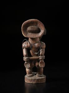 Hemba - Repubblica Democratica del Congo : Scultura antropomorfa di dignitario imprigionato.Legno con patina chiara.  - Asta Asta 422 | AFRICA, OCEANIA E AMERICHE - ARTIGIANATO AFRICANO: VARI COMMITTENTI E SELEZIONE DALLA COLLEZIONE BARTOLOMUCCI Online - Associazione Nazionale - Case d'Asta italiane