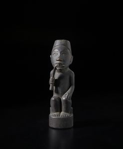 Kongo - Repubblica Democratica del Congo - Scultura antropomorfa  che mastica una radice allucinogena (Munkwisa).Legno e patina scura.