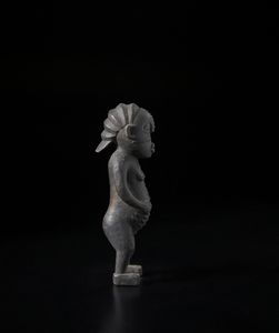 Tabwa - Repubblica Democratica del Congo : Scultura antropomorfa. Legno a patina nera.  - Asta Asta 422 | AFRICA, OCEANIA E AMERICHE - ARTIGIANATO AFRICANO: VARI COMMITTENTI E SELEZIONE DALLA COLLEZIONE BARTOLOMUCCI Online - Associazione Nazionale - Case d'Asta italiane