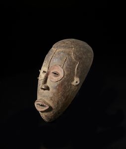 Igbo - Nigeria : Maschera antropomorfa. Legno a patina bruna, caolino e tracce di pigmenti.  - Asta Asta 422 | AFRICA, OCEANIA E AMERICHE - ARTIGIANATO AFRICANO: VARI COMMITTENTI E SELEZIONE DALLA COLLEZIONE BARTOLOMUCCI Online - Associazione Nazionale - Case d'Asta italiane