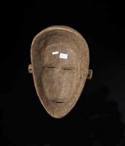 Igbo - Nigeria : Maschera antropomorfa. Legno a patina bruna, caolino e tracce di pigmenti.  - Asta Asta 422 | AFRICA, OCEANIA E AMERICHE - ARTIGIANATO AFRICANO: VARI COMMITTENTI E SELEZIONE DALLA COLLEZIONE BARTOLOMUCCI Online - Associazione Nazionale - Case d'Asta italiane