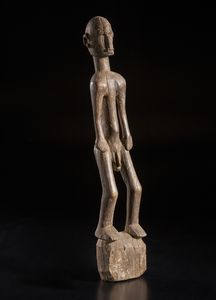 Dogon - Mali : Scultura antropomorfa maschile.Legno duro a patina naturale.  - Asta Asta 422 | AFRICA, OCEANIA E AMERICHE - ARTIGIANATO AFRICANO: VARI COMMITTENTI E SELEZIONE DALLA COLLEZIONE BARTOLOMUCCI Online - Associazione Nazionale - Case d'Asta italiane