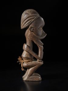 Yaka - Repubblica Democratica del Congo : Scultura antropomorfa.Legno a patina bruno-rossastra e fibre.  - Asta Asta 422 | AFRICA, OCEANIA E AMERICHE - ARTIGIANATO AFRICANO: VARI COMMITTENTI E SELEZIONE DALLA COLLEZIONE BARTOLOMUCCI Online - Associazione Nazionale - Case d'Asta italiane