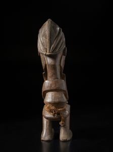 Yaka - Repubblica Democratica del Congo : Scultura antropomorfa.Legno a patina bruno-rossastra e fibre.  - Asta Asta 422 | AFRICA, OCEANIA E AMERICHE - ARTIGIANATO AFRICANO: VARI COMMITTENTI E SELEZIONE DALLA COLLEZIONE BARTOLOMUCCI Online - Associazione Nazionale - Case d'Asta italiane