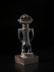 Luba - Repubblica Democratica del Congo : Scultura antropomorfa stante in piedi.Legno con patina scura.  - Asta Asta 422 | AFRICA, OCEANIA E AMERICHE - ARTIGIANATO AFRICANO: VARI COMMITTENTI E SELEZIONE DALLA COLLEZIONE BARTOLOMUCCI Online - Associazione Nazionale - Case d'Asta italiane