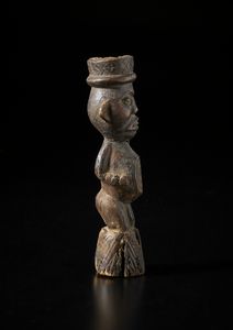 Kongo - Repubblica Democratica del Congo : Scultura- feticcio di forma antropomorfa. Legno a patina marrone.  - Asta Asta 422 | AFRICA, OCEANIA E AMERICHE - ARTIGIANATO AFRICANO: VARI COMMITTENTI E SELEZIONE DALLA COLLEZIONE BARTOLOMUCCI Online - Associazione Nazionale - Case d'Asta italiane