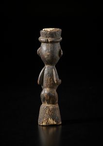 Kongo - Repubblica Democratica del Congo : Scultura- feticcio di forma antropomorfa. Legno a patina marrone.  - Asta Asta 422 | AFRICA, OCEANIA E AMERICHE - ARTIGIANATO AFRICANO: VARI COMMITTENTI E SELEZIONE DALLA COLLEZIONE BARTOLOMUCCI Online - Associazione Nazionale - Case d'Asta italiane