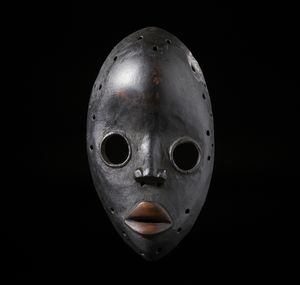 Dan - Costa d'Avorio/Liberia - Maschera antropomorfa con occhi rotondi. Legno duro a patina nera.