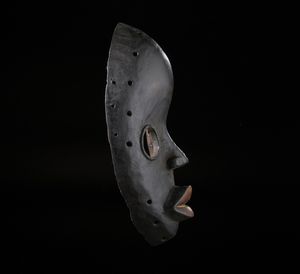 Dan - Costa d'Avorio/Liberia : Maschera antropomorfa con occhi rotondi. Legno duro a patina nera.  - Asta Asta 422 | AFRICA, OCEANIA E AMERICHE - ARTIGIANATO AFRICANO: VARI COMMITTENTI E SELEZIONE DALLA COLLEZIONE BARTOLOMUCCI Online - Associazione Nazionale - Case d'Asta italiane