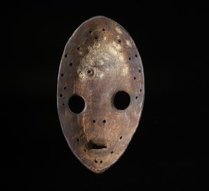 Dan - Costa d'Avorio/Liberia : Maschera antropomorfa con occhi rotondi. Legno duro a patina nera.  - Asta Asta 422 | AFRICA, OCEANIA E AMERICHE - ARTIGIANATO AFRICANO: VARI COMMITTENTI E SELEZIONE DALLA COLLEZIONE BARTOLOMUCCI Online - Associazione Nazionale - Case d'Asta italiane