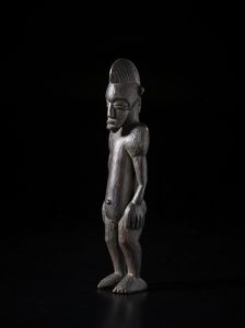 Senufo - Costa d'Avorio/Mali : Scultura antropomorfa in posizione eretta.Legno a patina scura.  - Asta Asta 422 | AFRICA, OCEANIA E AMERICHE - ARTIGIANATO AFRICANO: VARI COMMITTENTI E SELEZIONE DALLA COLLEZIONE BARTOLOMUCCI Online - Associazione Nazionale - Case d'Asta italiane