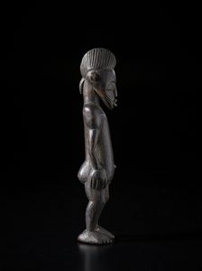 Senufo - Costa d'Avorio/Mali : Scultura antropomorfa in posizione eretta.Legno a patina scura.  - Asta Asta 422 | AFRICA, OCEANIA E AMERICHE - ARTIGIANATO AFRICANO: VARI COMMITTENTI E SELEZIONE DALLA COLLEZIONE BARTOLOMUCCI Online - Associazione Nazionale - Case d'Asta italiane